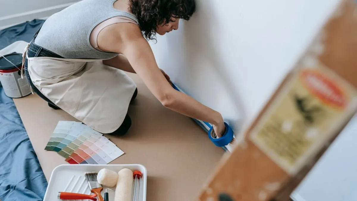 Préparation d’un mur au ruban de masquage avant peinture